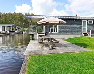 Picknickplek aan het water bij Waterpark Sneekermeer chalet, Terherne.