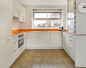 Stijlvolle keuken in Waterpark Terherne, 8-persoons waterwoning, Terherne, Friese meren, met oranje details.