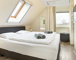 Comfortabele slaapkamer in Waterpark Terherne, 8-persoons waterwoning, Terherne, Friese meren, met groot raam.