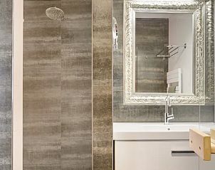 Moderne badkamer met ruime douche in Waterpark Terherne, 8-persoons waterwoning, Terherne, Sneekermeer.