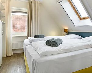 Tweede slaapkamer met dakraam in Waterpark Terherne, 8-persoons waterwoning, Friese meren.