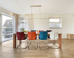 Badkamer met ligbad en douche in Waterpark Terherne, 8-persoons waterwoning, Terherne, Sneekermeer.