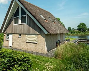 Buitenzijde van de waterwoning in Waterpark Terherne, 8-persoons, Sneekermeer, met uitzicht op het water.