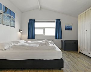 Ruime slaapkamer met tweepersoonsbed in bungalow 4C, Terherne, Friese meren.