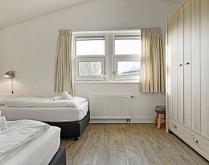 Comfortabele slaapkamer met eenpersoonsbedden in bungalow 4C, Sneekermeer.