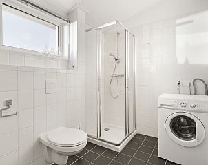 Badkamer met douche en wasmachine in bungalow 4C, Terherne, Sneekermeer.