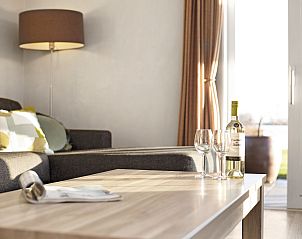 Gezellige zithoek in de woonkamer van bungalow 4C, Terherne, Sneekermeer.