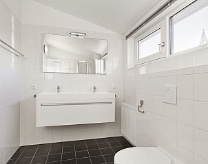 Moderne badkamer met dubbele wastafel in bungalow 4C, Terherne, Friese meren.