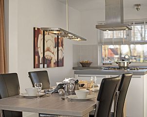 Eethoek met stijlvolle inrichting in bungalow 4C, Terherne, Sneekermeer.