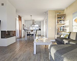 Open woonkamer met haard in 4-persoons bungalow 4C, Terherne, Friese meren.