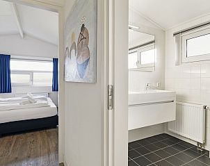 Doorgang naar badkamer en slaapkamer in bungalow 4C, Terherne, Sneekermeer.