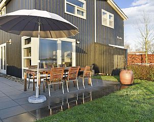 Terras met parasol bij bungalow 4C, Terherne, Friese meren.