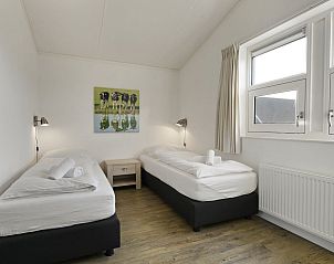 Slaapkamer met twee eenpersoonsbedden in bungalow 4C, Terherne, Friese meren.