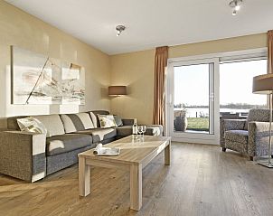 Lichte woonkamer met uitzicht in bungalow 4C, Terherne, Friese meren.