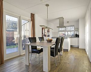 Eetkamer met toegang tot terras in bungalow 4C, Terherne, Friese meren.