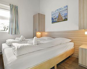 Ruime slaapkamer in 2-4-persoons bungalow Terherne, nabij Sneekermeer.