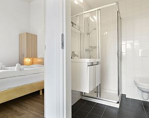 Badkamer en slaapkamer in 2-4-persoons bungalow Terherne, vakantiehuis Sneekermeer.