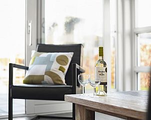 Knusse zithoek met wijn in 2-4-persoons bungalow Terherne, Friese meren.