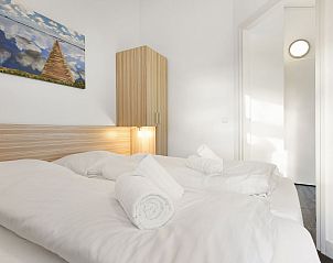 Comfortabele slaapkamer in 2-4-persoons bungalow Terherne, nabij Sneekermeer.