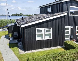 Buitenkant van 2-4-persoons bungalow Terherne, vakantiehuis aan Sneekermeer.