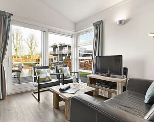 Lichte woonkamer in 2-4-persoons bungalow Terherne, vakantiehuis Friese meren.