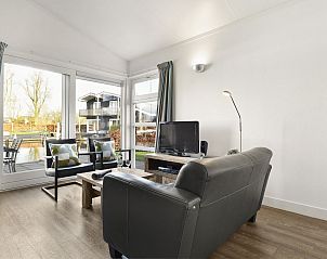 Woonkamer met uitzicht in 2-4-persoons bungalow Terherne, Friese meren.