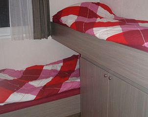 Slaapkamer met stapelbedden in Huisje in Terherne, ideaal voor gezinnen, gelegen bij de Friese meren.