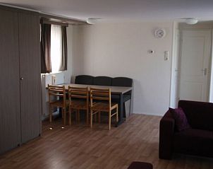 Ruime woonkamer van Huisje in Terherne met eethoek, vakantiehuis in Sneekermeer, Friese meren.