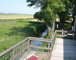 Terras van Huisje in Terherne met uitzicht op de natuur, vakantiehuis in Sneekermeer, Friese meren.