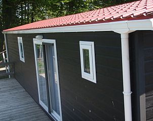 Exterieur van Huisje in Terherne met rode dakbedekking, vakantiehuis in Sneekermeer, Friese meren.