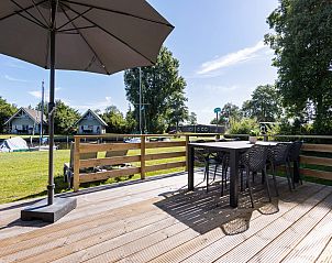 Ruim terras van Chalet het Sktsje in Offingawier, perfect voor buiten dineren met uitzicht op het Sneekermeer en de Friese meren.