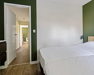 Knusse slaapkamer in Chalet het Sktsje, Offingawier, met comfortabele bedden en rustige sfeer bij de Friese meren.