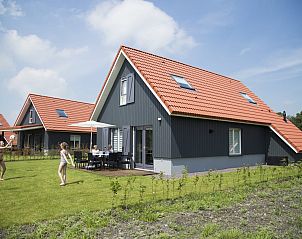 8p. Luxe waterwoning de Zomertaling in Offingawier, Sneekermeer. Vakantiehuis met ruime tuin en terras, ideaal voor een ontspannen verblijf aan de Friese meren.