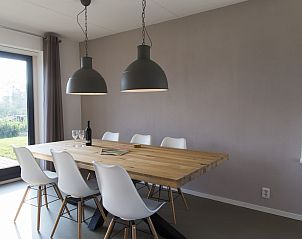 Moderne eetkamer in 8p. Luxe waterwoning de Zomertaling, Offingawier, Sneekermeer. Vakantiehuis met stijlvolle inrichting in de Friese meren.