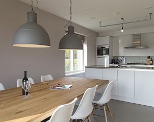 Moderne keuken in 8p. Luxe waterwoning de Zomertaling, Offingawier, met elegant eetgedeelte en uitzicht op Sneekermeer, Friese meren.