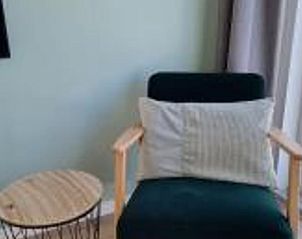 Comfortabele zithoek in Vakantiehuisje in Offingawier, ideaal voor ontspanning aan het Sneekermeer.