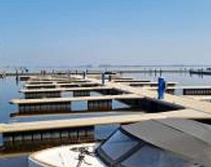 Jachthaven bij Vakantiehuisje in Offingawier, perfecte locatie aan Sneekermeer voor watersportliefhebbers.