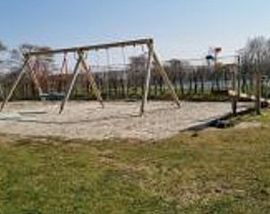 Speeltuin bij Vakantiehuisje in Offingawier, kindvriendelijke vakantiewoning aan Friese meren.