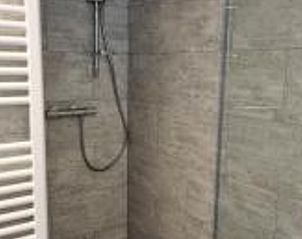 Moderne badkamer in Vakantiehuisje in Offingawier, luxe vakantiewoning bij Sneekermeer.