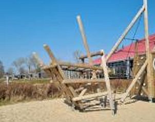 Houten speeltoestel bij Vakantiehuisje in Offingawier, kindvriendelijke vakantiewoning in Friese meren.