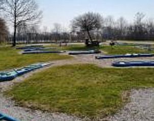 Minigolfbaan bij Vakantiehuisje in Offingawier, recreatieve vakantiewoning aan Sneekermeer.