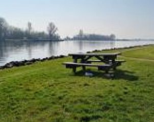Picknickplek aan het water bij Vakantiehuisje in Offingawier, ontspannende vakantiewoning aan Friese meren.