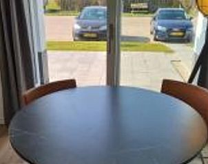 Eettafel in Vakantiehuisje in Offingawier, gezellige binnenruimte bij Sneekermeer.