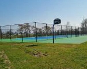 Sportveld bij Vakantiehuisje in Offingawier, actieve vakantiewoning aan Sneekermeer.