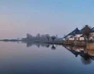 Sfeervolle avond bij Vakantiehuisje in Offingawier, romantische vakantiewoning aan Sneekermeer.