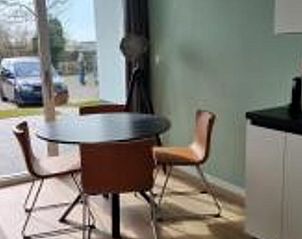 Eethoek met uitzicht in Vakantiehuisje in Offingawier, moderne vakantiewoning aan Friese meren.