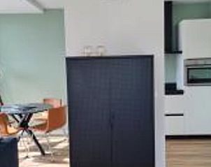 Ruime keuken in Vakantiehuisje in Offingawier, volledig uitgeruste vakantiewoning bij Sneekermeer.