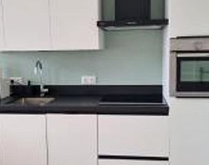 Moderne keuken in Vakantiehuisje in Offingawier, praktische vakantiewoning bij Sneekermeer.