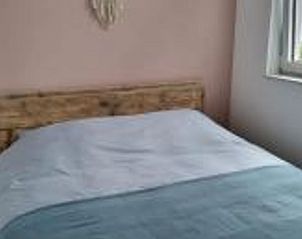 Rustige slaapkamer in Vakantiehuisje in Offingawier, comfortabele vakantiewoning bij Sneekermeer.