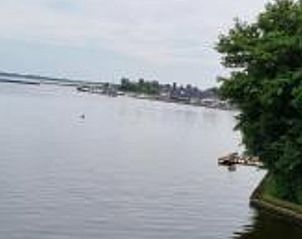 Uitzicht op het Sneekermeer bij Vakantiehuisje in Offingawier, prachtige vakantiewoning aan Friese meren.
